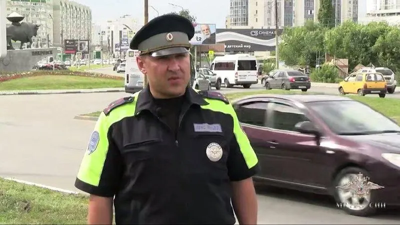 Старший лейтенант полиции в Саратове разбил пассажирское окно и вынес ребёнка из машины, припаркованной под палящим солнцем; об этом 21 июля сообщила официальный представитель МВД.