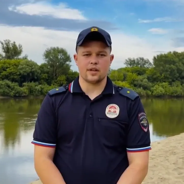 На городском пляже в Заринске полицейский вытащил из воды двух мужчин в состоянии опьянения; оба были переданы медикам для оказания помощи.