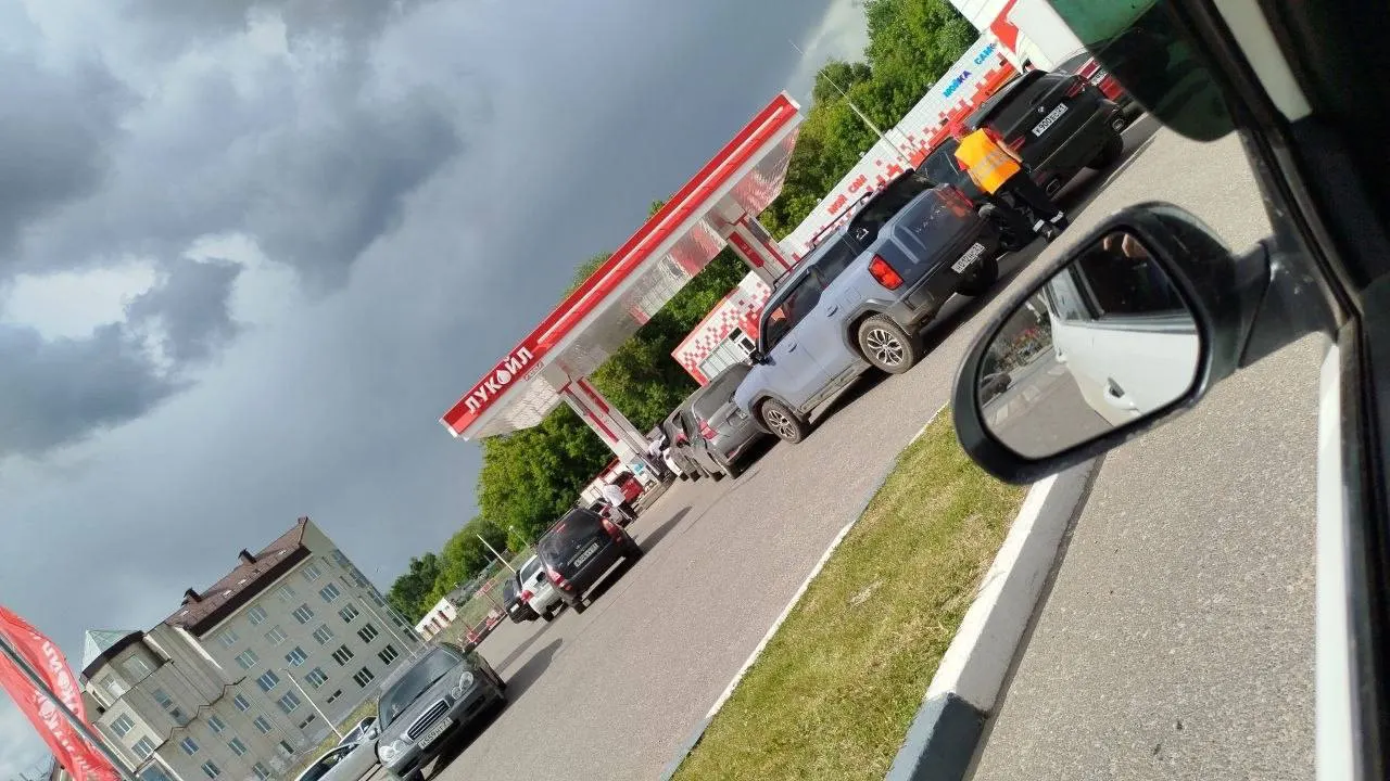 С сегодняшнего утра крупная федеральная сеть АЗС отпускает не более 20 л бензина на одного водителя. Официальных объявлений нет: водители узнают об ограничении уже на кассе, а на заправках формируются очереди, несмотря на заявления региональных властей о стабилизации поставок.