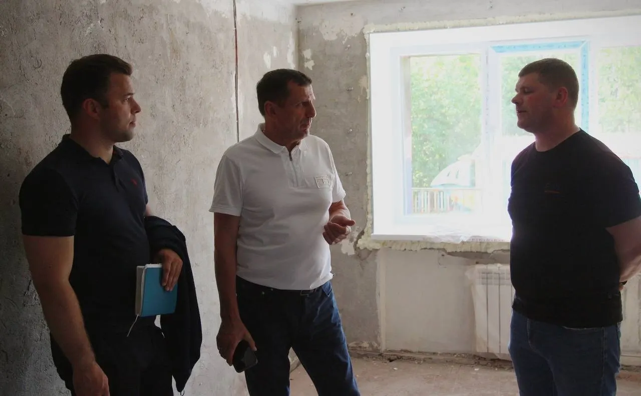 Внеплановая проверка показала, что муниципалитет без оснований изменил условия контракта — цена выросла с 165,8 до 268 млн ₽, а сроки работ перенесены на год. Материалы переданы для возбуждения административного дела.
