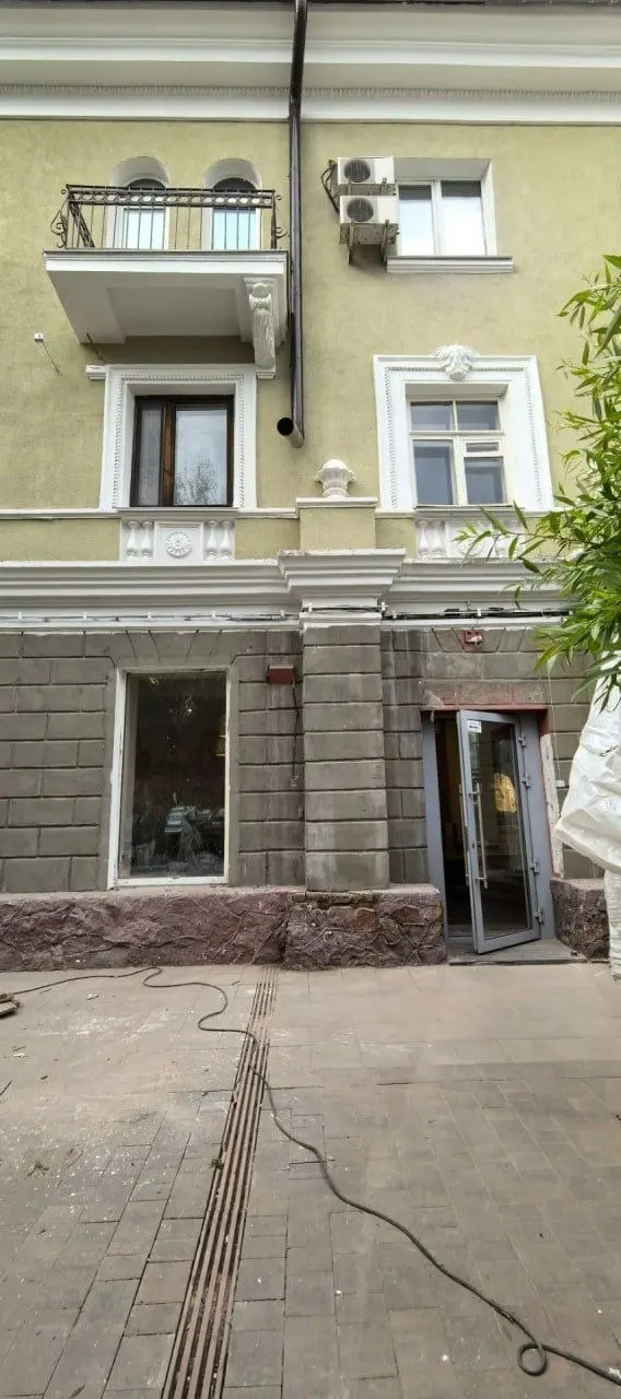 После ремонта водосточной трубы поток воды теперь выходит на уровне второго этажа — при дождях жильцы жалуются на подтопления балконов и фасада.