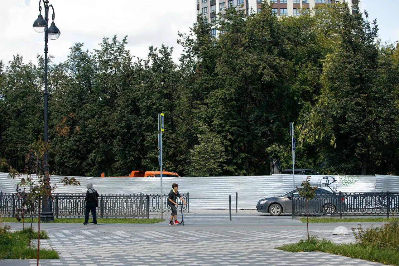 В парке XXII Партсъезда планируют заменить покрытия на детских и спортивных площадках, отремонтировать пешеходные мостики и обновить элементы благоустройства. Работы профинансируют из муниципального бюджета — завершение намечено к середине октября.