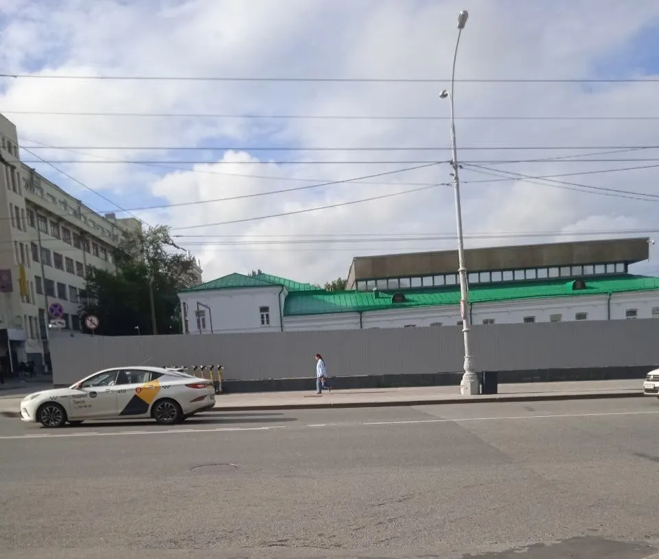 В сквере рядом с музеем ИЗО в Екатеринбурге заметили вырубленные деревья. Активисты опасаются, что зелёную зону не восстановят в ходе работ по ремонту рядом расположенного исторического здания.