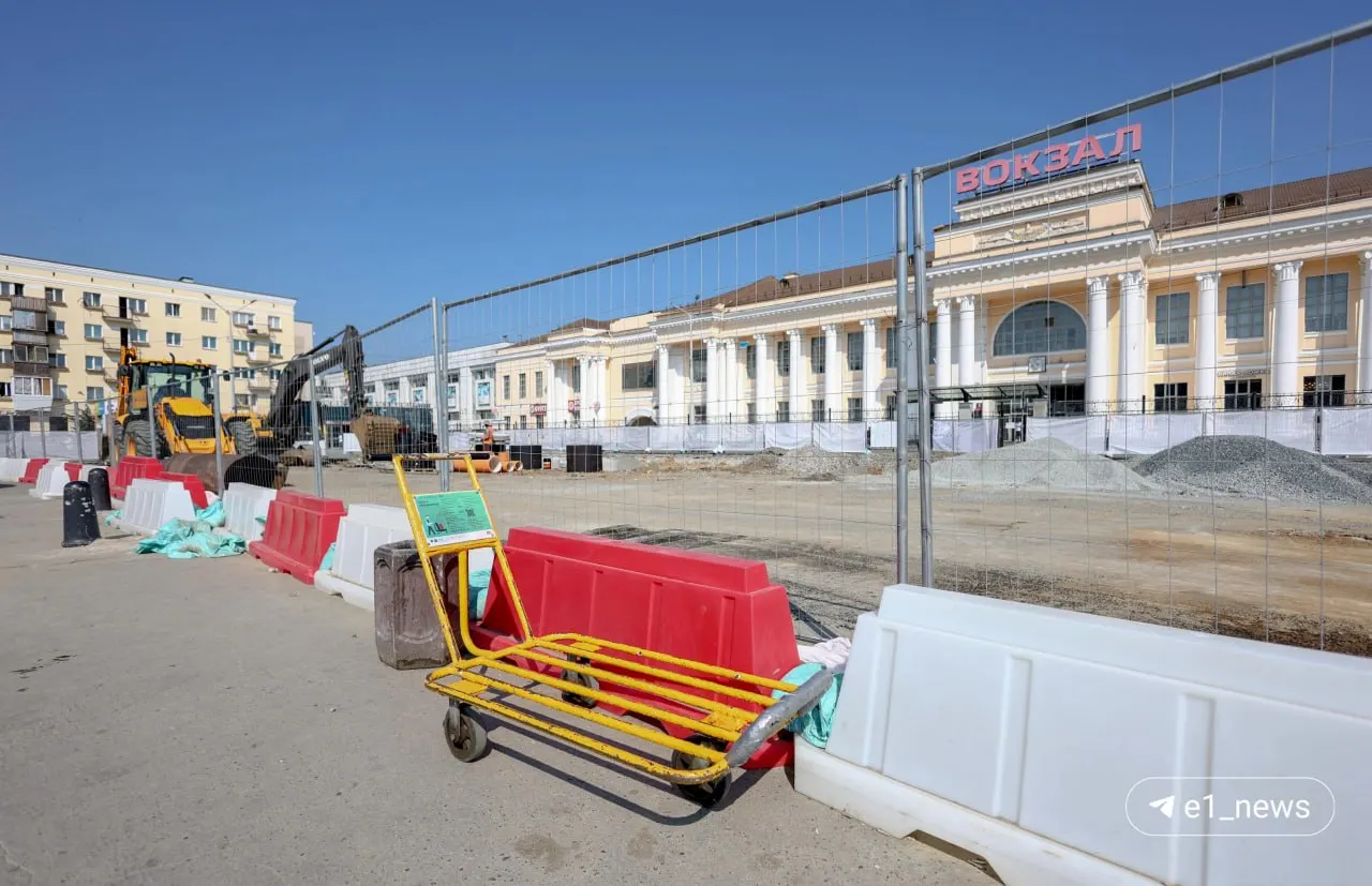 Остановка автобусов на привокзальной площади перемещена — в прежнем месте идут строительные работы. Платная парковка продолжает работать через шлагбаум; в планах — видеонаблюдение и высадка более 50 растений.