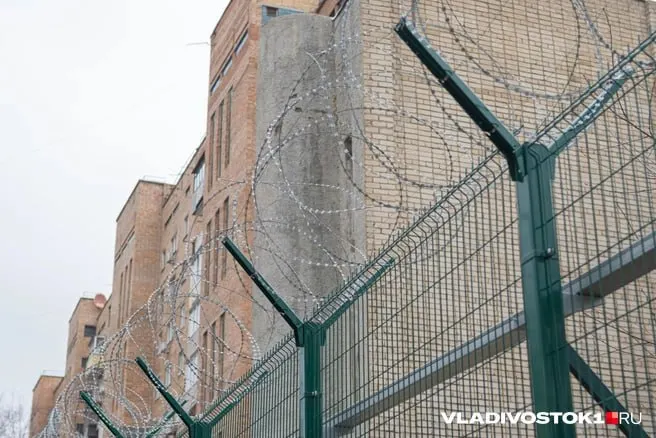 Женщина с Курильских островов приехала во Владивосток, чтобы передать передачу сыну в следственный изолятор №1, но уже третий день не может этого сделать: учреждение принимает по девять человек в день при списке около 20, родственники жалуются на организацию и опасаются официальных действий.