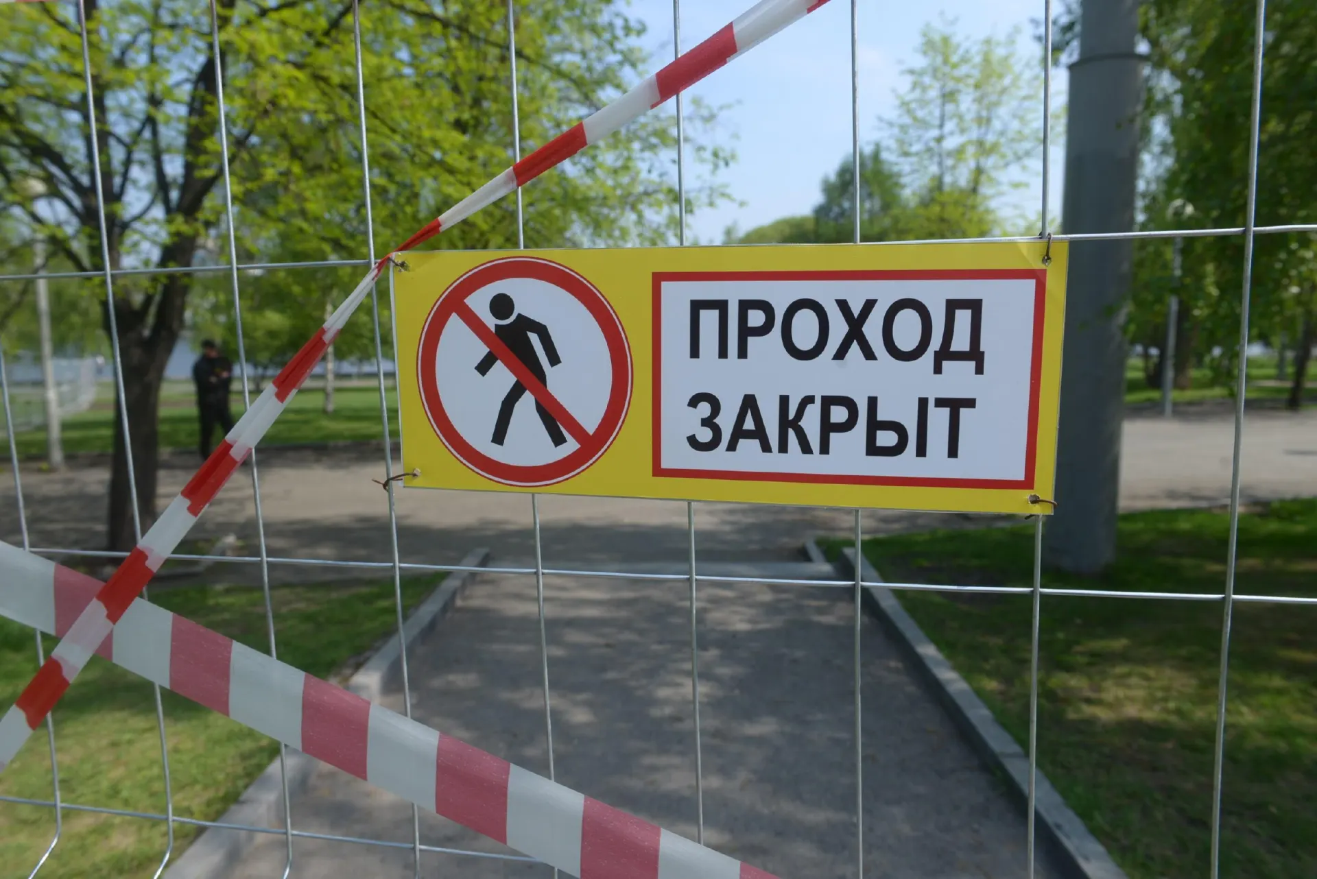 Правоохранительные органы проводят проверку после трагического инцидента в Самарской области: охранник насадил школьника на прутья забора, мальчик скончался от полученных травм.