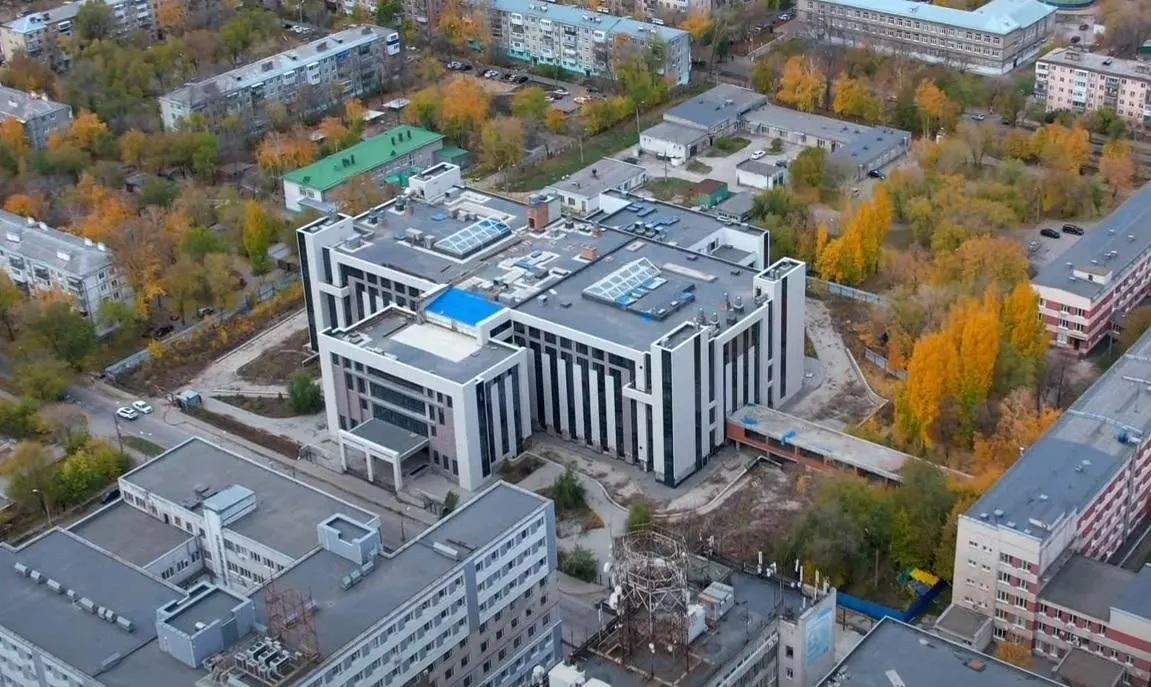 Власти намерены забрать участки и связанные с ними здания недостроенного кардиологического центра. Один корпус готов на 94%, соседний — на 48%. Собственник оспаривает действия чиновников.