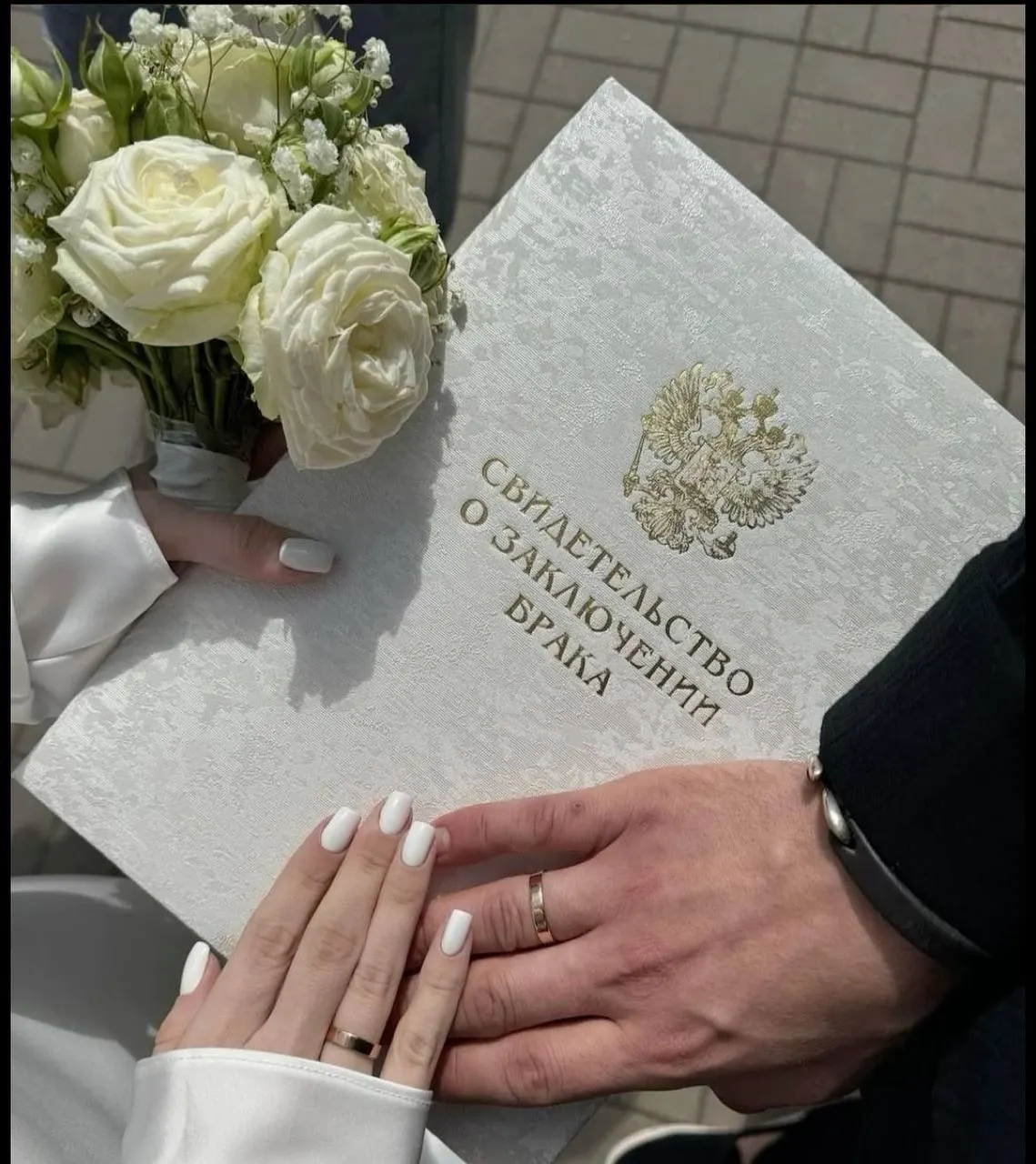 В праздник семьи, любви и верности более 250 пар в Самарской области официально оформили свои отношения в ЗАГСах региона.