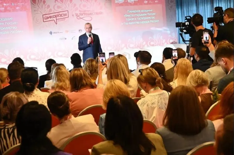 Форум «Дикоросы» впервые проходит в составе Международного туристического форума «Путешествуй!». В течение четырёх дней делегации из разных регионов представят туристический потенциал Сибири и познакомят гостей с возможностями для путешествий.