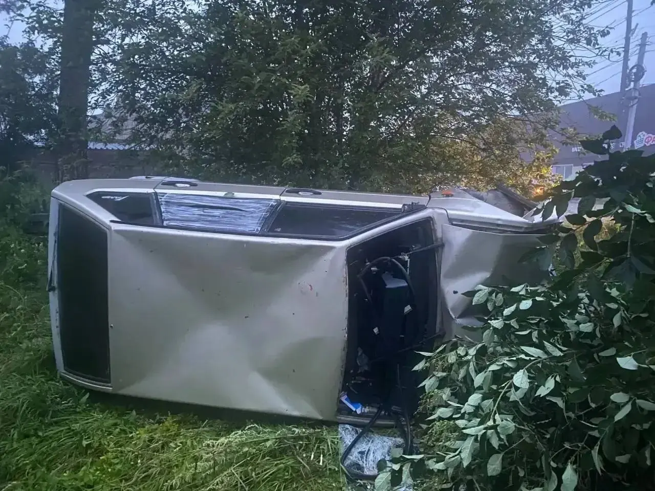 В селе Нарва 26 июля 17‑летний водитель без прав и в состоянии опьянения сбил людей на обочине: двое погибших, ещё один пострадавший. По факту ДТП проводится проверка, рассматривается вопрос о возбуждении уголовного дела.