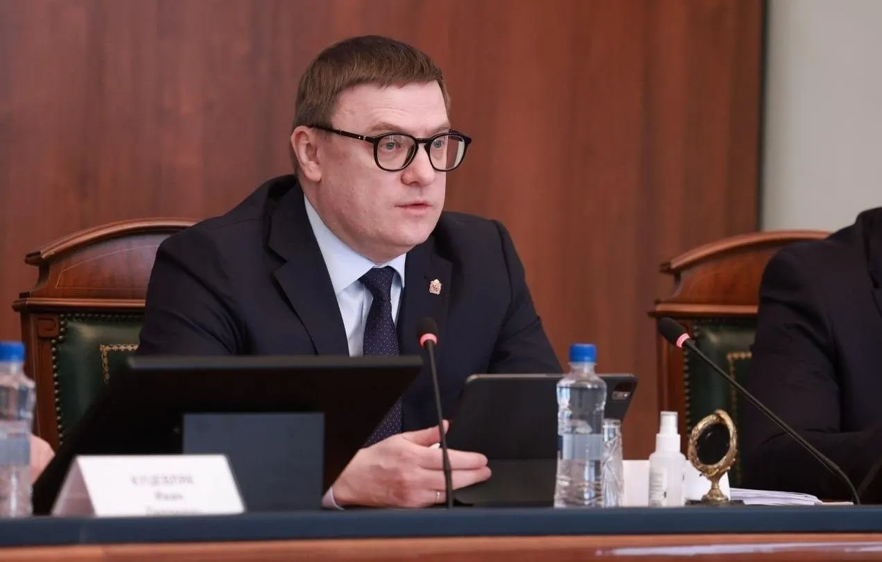 Корректировка областного бюджета на 2026–2028 годы обнажила финансовый кризис: задолженность превысила 116 млрд рублей, проценты «съедают» бюджеты городов, впереди — серьёзные сокращения расходов и новые кредиты ради крупных инфраструктурных проектов.