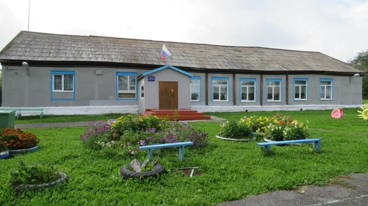 Комиссия по чрезвычайным ситуациям постановила закрыть сельскую школу: здание признали небезопасным, а в посёлке остаётся мало учеников. Часть детей будут возить в соседний посёлок, трём учителям предложили варианты трудоустройства.