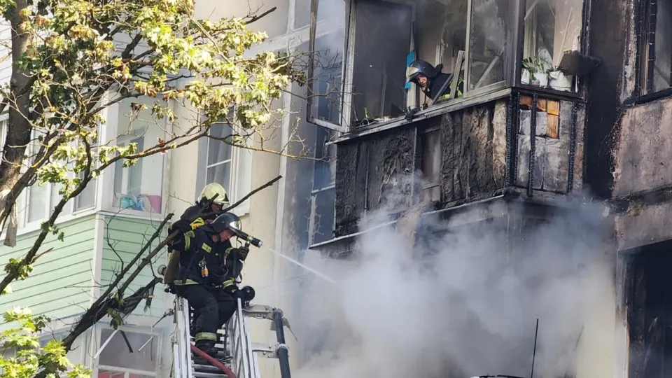 Утром 23 июля в квартире многоквартирного дома в Егорьевске прогремел взрыв бытового газа. Один человек погиб, не менее шести получили травмы и отравление угарным газом. Жильцов эвакуировали, для временного размещения развернули пункт в школе, следствие возбудило уголовное дело.