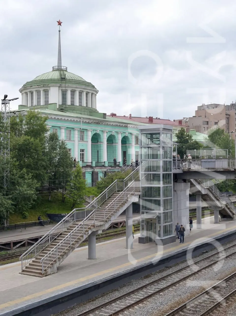 РЖД рассматривает установку лифта на платформе №2 Мурманского вокзала; решение требует выбора производителя и финансирования. Лестницы к платформам могут дополнительно оборудовать пандусами в рамках программы до 2030 года.