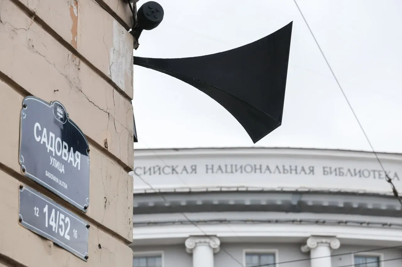 Власти объясняют отсутствие уличных сигналов тревоги опасениями вызвать панику и дополнительные травмы; решения принимают исходя из типа угрозы, интенсивности атак и локальных условий.
