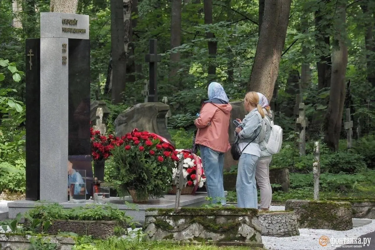 К годовщине смерти у памятника появились венки от Министерства транспорта и алые розы с надписью «Любимому от Полины».
