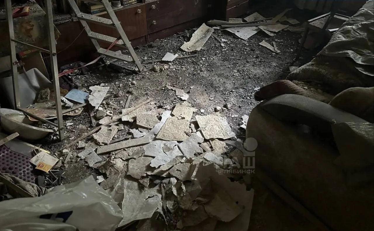 На улице Котина в квартире пожилого мужчины рухнули балки и фрагменты кровли; он чудом выжил. По факту начала проверку прокуратура и Следственный комитет.