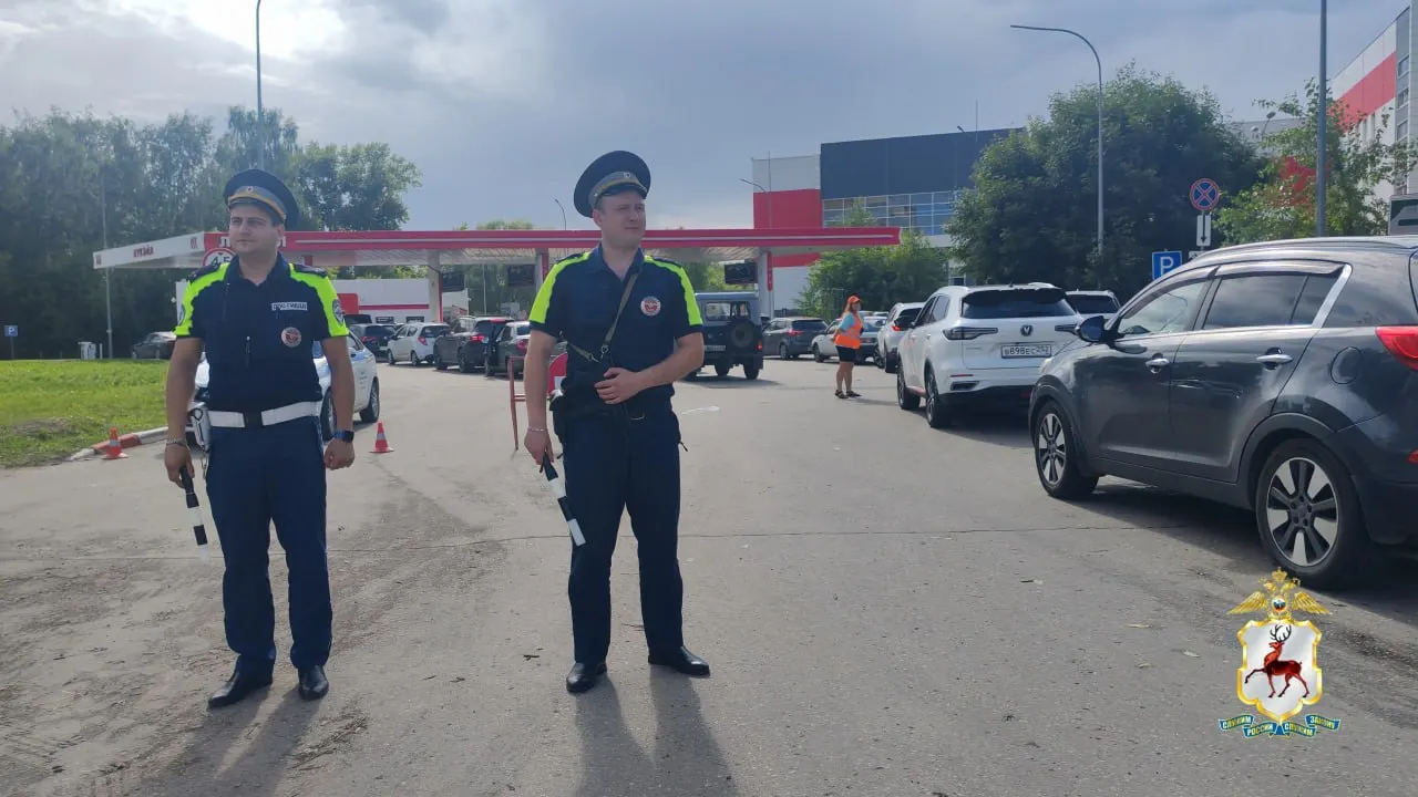 С 8 по 14 июля у нескольких автозаправок в Нижнем Новгороде выявлены случаи нарушений: водители препятствовали движению и не подчинялись требованиям правоохранителей. Патрули скорректировали маршруты, чтобы ликвидировать заторы.