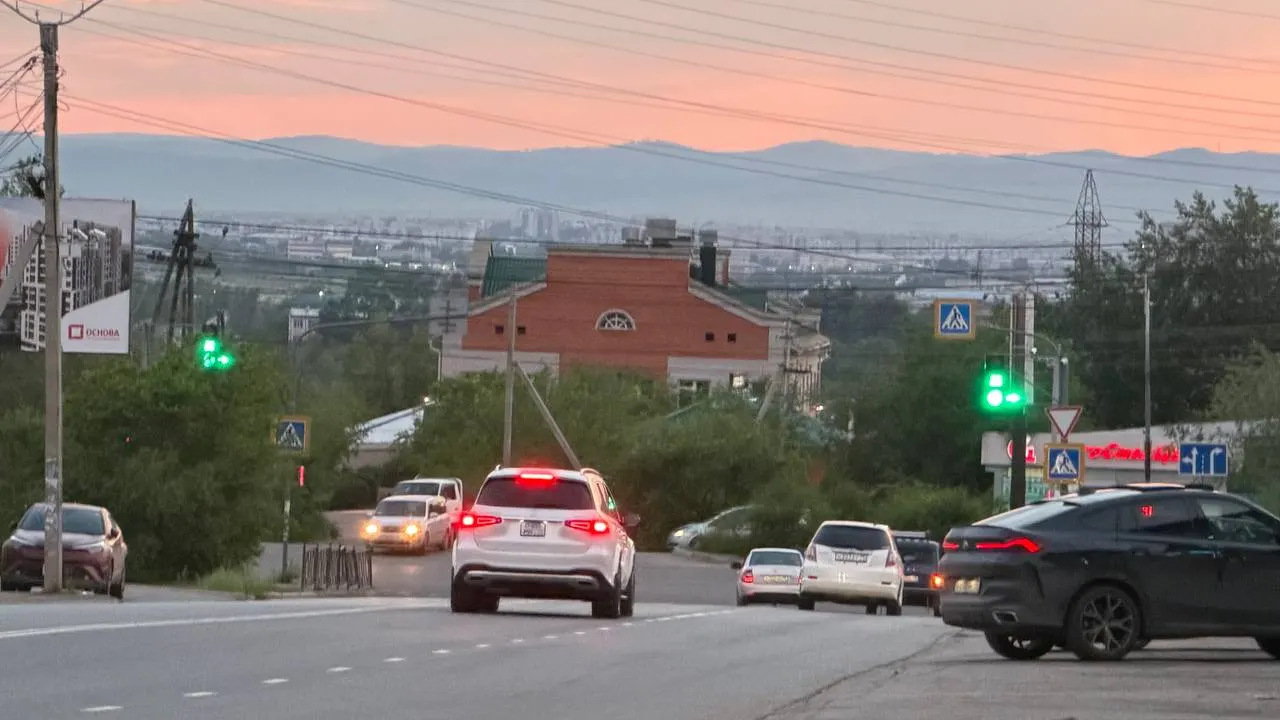 На одном из самых аварийных перекрёстков Читы установили дополнительные сигнальные секции: повороты теперь регулируются отдельными стрелками и допсигналами для снижения числа ДТП.
