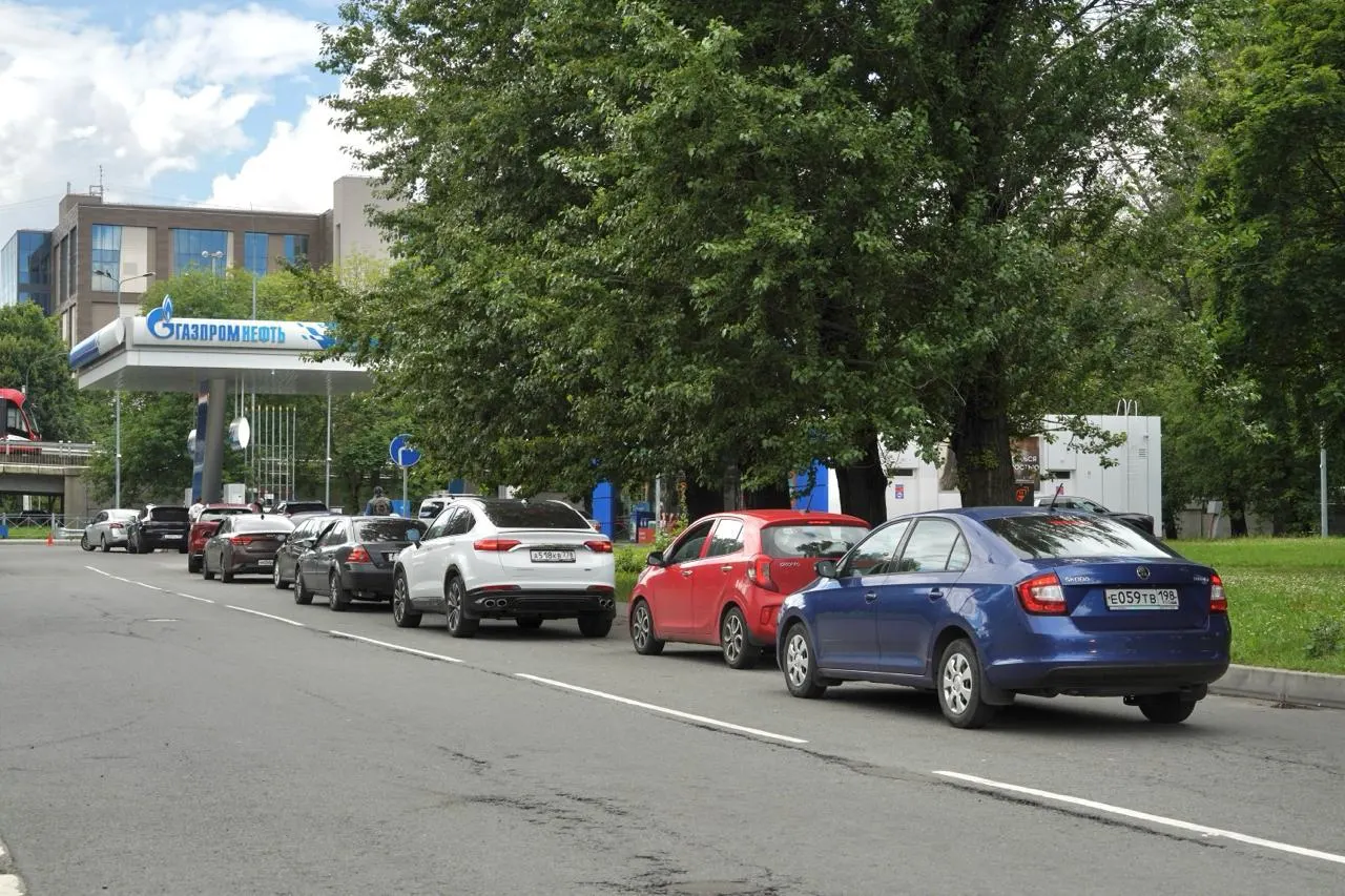 В Санкт‑Петербурге владельцы автомобилей сталкиваются с длительным ожиданием и сбросами вызовов при обращении в службы поддержки крупных нефтесетей — на многих заправках наблюдаются очереди и отсутствие отдельных марок бензина.