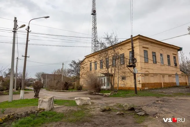 В Дубовке пытались приватизировать здание с почти двухвековой историей и статусом регионального объекта культурного наследия — выставленная цена в 6 122 000 рублей не привлекла покупателей.
