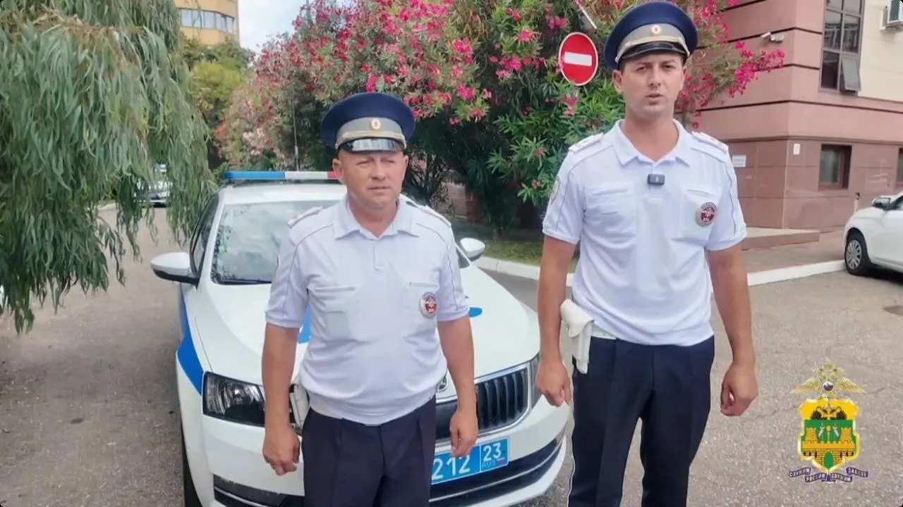 Старшие лейтенанты Дмитрий Лексин и Сергей Фоменко пересадили малышку в служебный автомобиль и оперативно довезли до инфекционного отделения — сейчас её жизни ничего не угрожает.