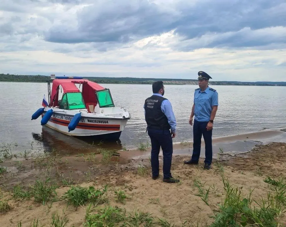 Ребёнка унесло сильным течением на острове у села Орловское; взрослый, пытавшийся его спасти, также погиб. Прокуратура контролирует расследование обстоятельств.