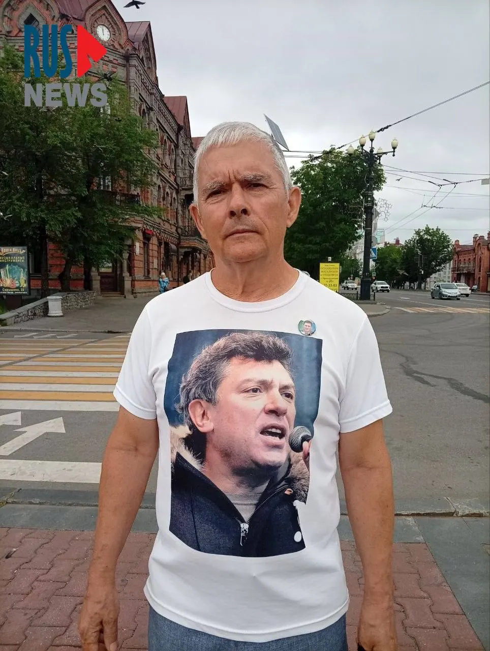 Активист вышел в одиночный пикет в майке с изображением Бориса Немцова, прочитал собственное стихотворение о гражданской пассивности. Ранее он уже подвергался задержанию и административному аресту.