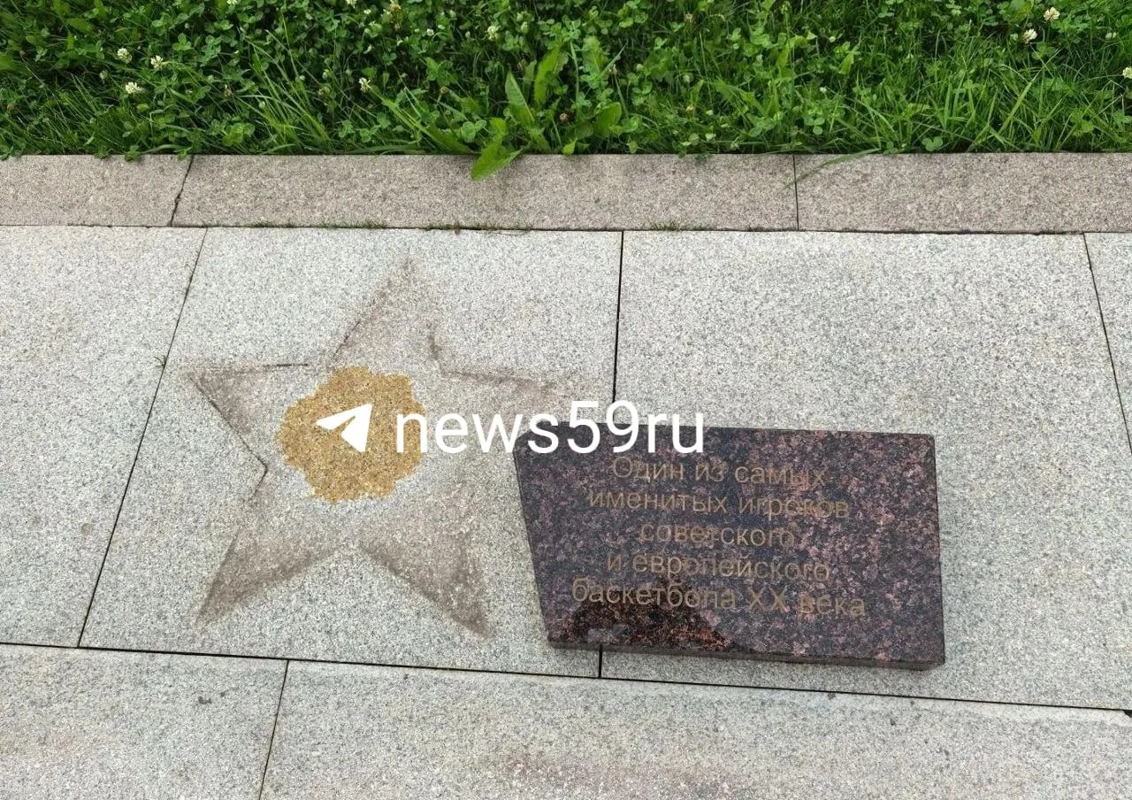 Звезду сняли для реконструкции надписи; департамент культуры обещает вернуть памятный знак после завершения работ 14 августа.