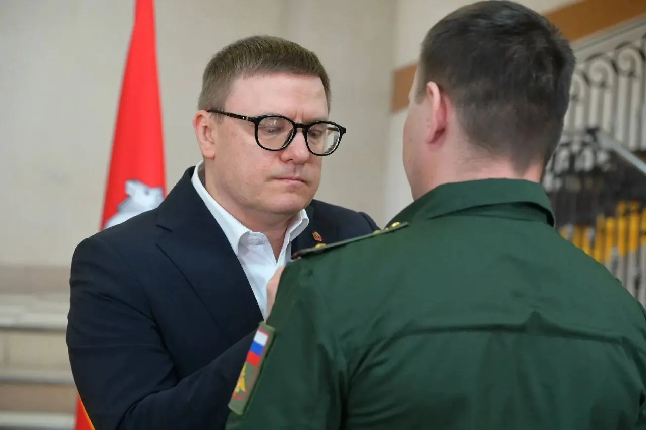 В Челябинской области губернатор и депутаты заявили о смягчении условий для единовременных выплат участникам СВО, однако на практике многие получают помощь только после долгих судебных тяжб; родственники погибших и добровольцы сталкиваются с отказами и бюрократией.