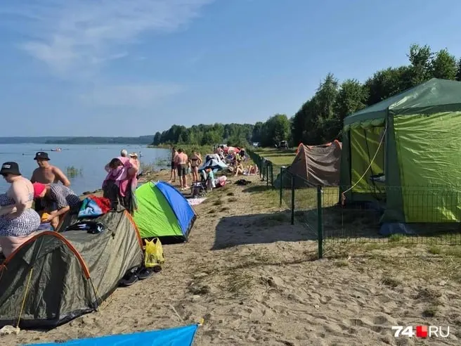 Частные лица поставили металлический забор на пляже у Губернского: в Минэкологии считают, что это не нарушает правила для прибрежной полосы в 20 метров, отдыхающие жалуются, что доступ к воде существенно ограничен.