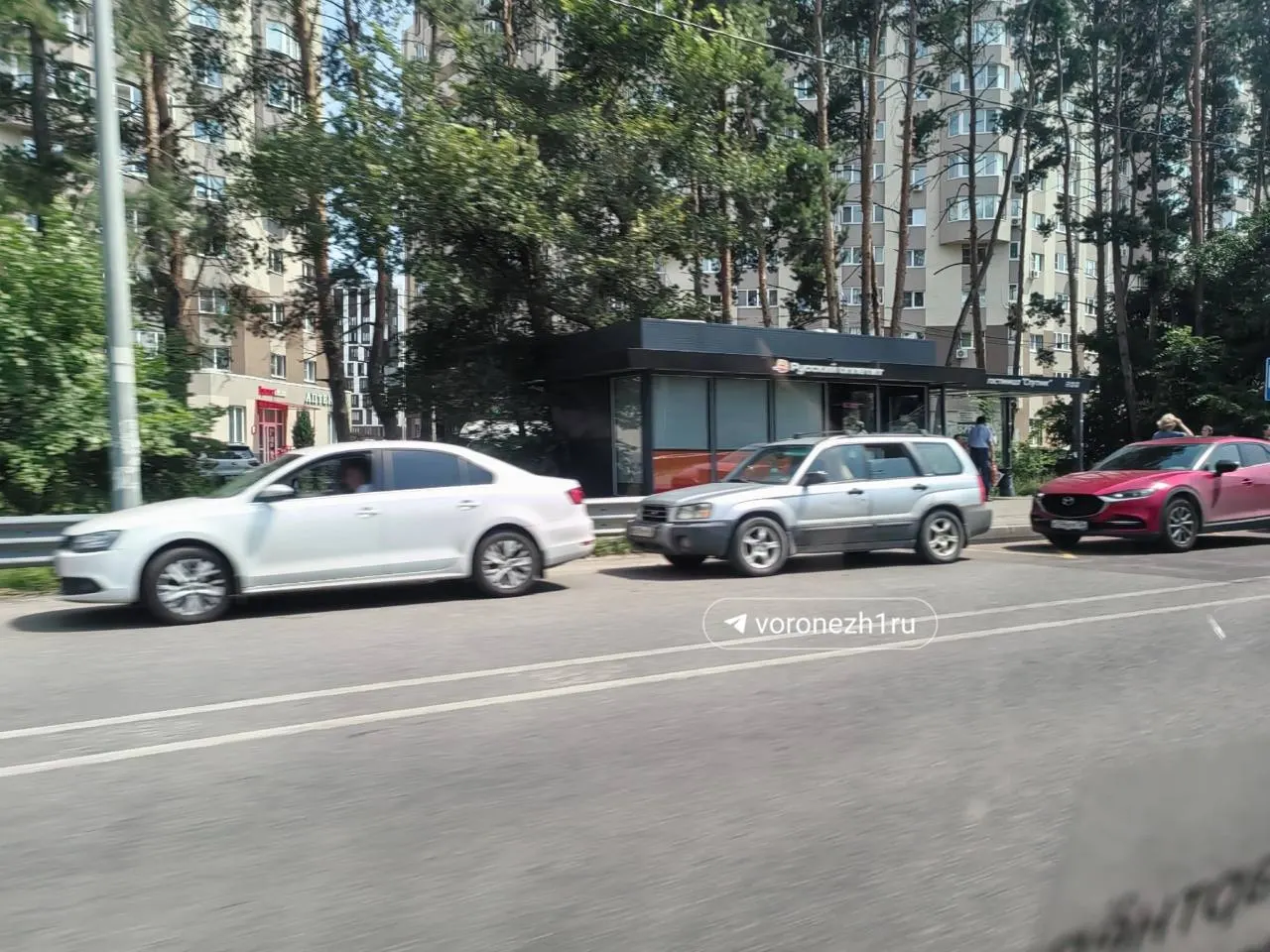 Очередь на заправку у остановки «Спутник» на Московском проспекте значительно увеличилась — автомобили выстраиваются почти вдвое длиннее, чем накануне.