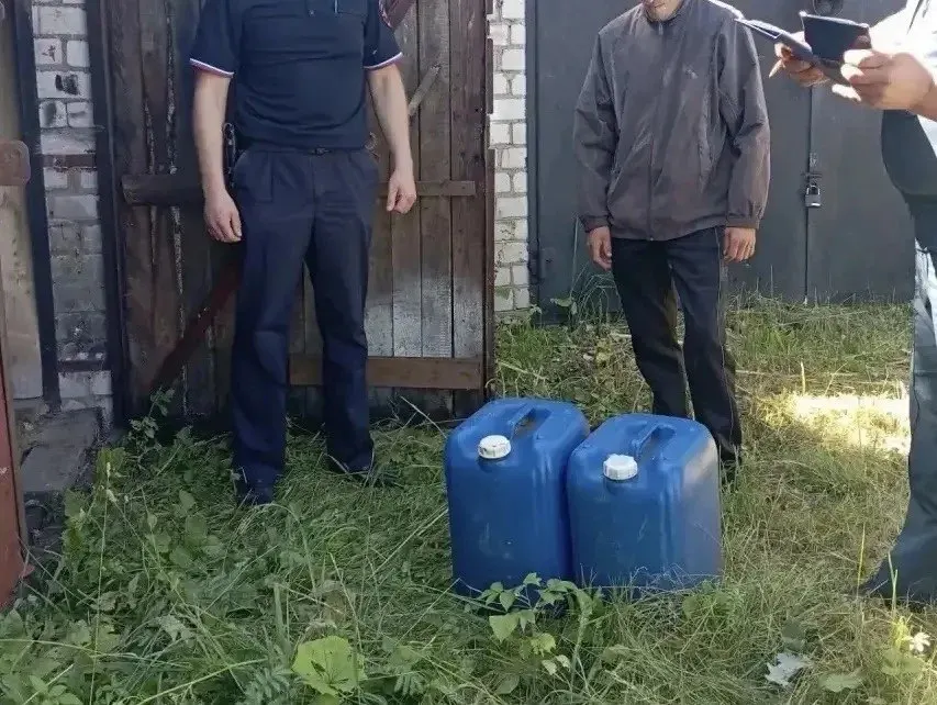 Власти проводят рейды по домовладениям и гаражным кооперативам — обнаружены крупные запасы бензина, что нарушает противопожарные правила. По фактам составлены протоколы по ст. 20.4 КоАП РФ; проверки инициированы из‑за спекуляций и дефицита топлива в ряде муниципалитетов.