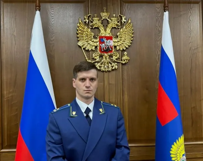 Юрий Сулицкий, ранее прокурор Центрального района Санкт‑Петербурга, назначен первым заместителем прокурора Приморского края и будет исполнять его обязанности.