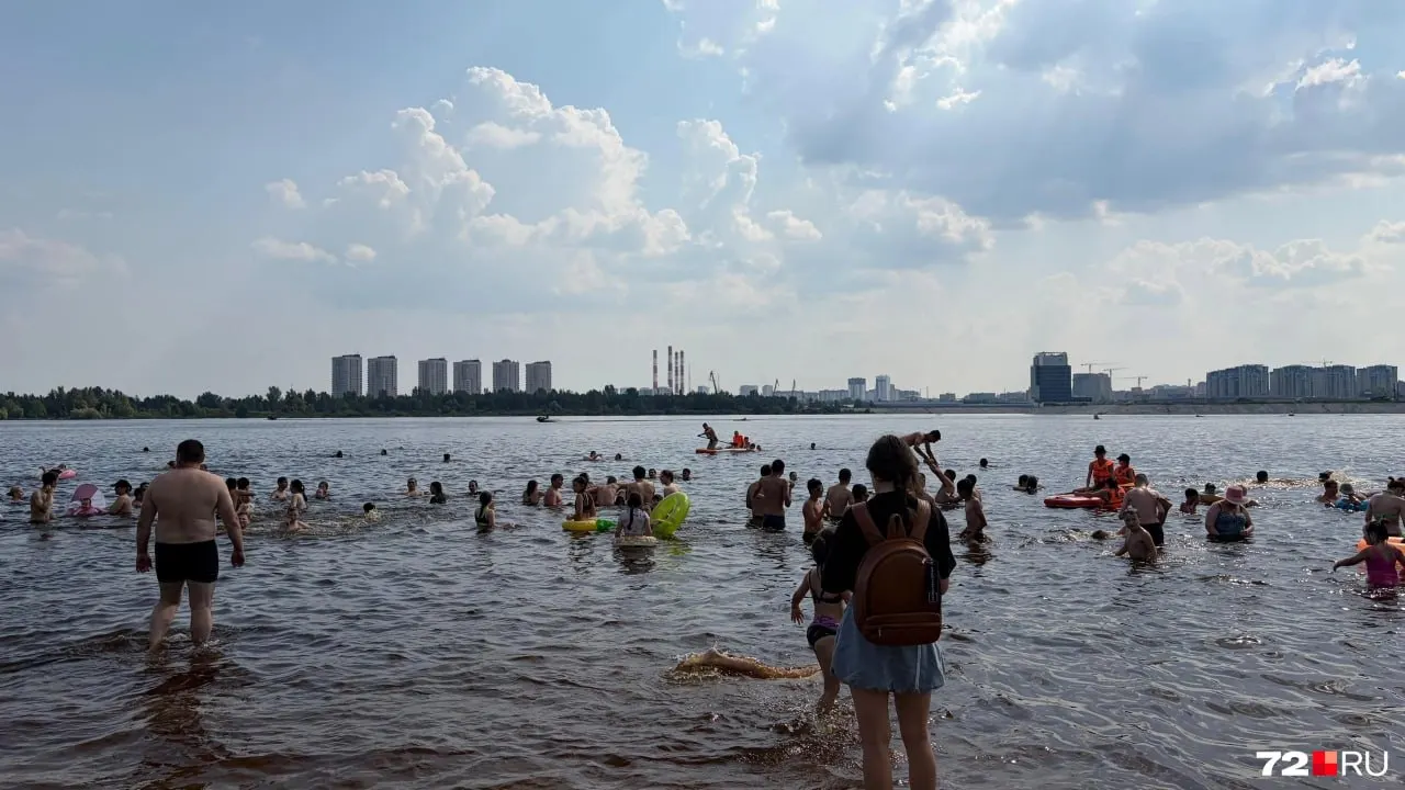 В жаркий день тюменцы полностью заполнили бесплатный пляж: подъём Туры изменил подход к воде, на берегу много мусора, не хватает урн, в кабинках для переодевания образовались очереди.