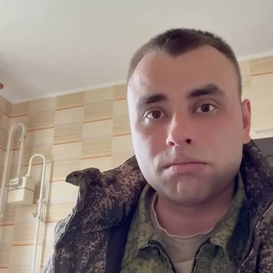 Бывший пилот Ка‑52 Алексей Земцов, известный как «Воевода», признан виновным в угрозах убийством, порче имущества и вымогательстве и получил три года колонии общего режима. Ранее он заявлял о попытках свести счёты с жизнью и о давлении со стороны руководства.