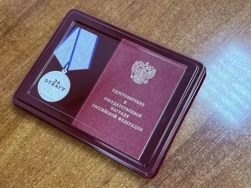 Мужчина убедил пятерых новобранцев передать ему банковские карты и похитил более 16,3 млн руб.; часть средств потрачена на квартиру, на него заведено девять уголовных дел.