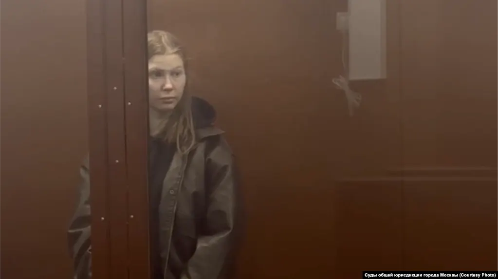 Судья отменила пункт об отмене условного срока и оставила 200 часов обязательных работ; Белоусова освобождена из‑под стражи. Дело связано с видео, в котором сотрудница бара готовила кальян на куличе и обозвала это «праздником».