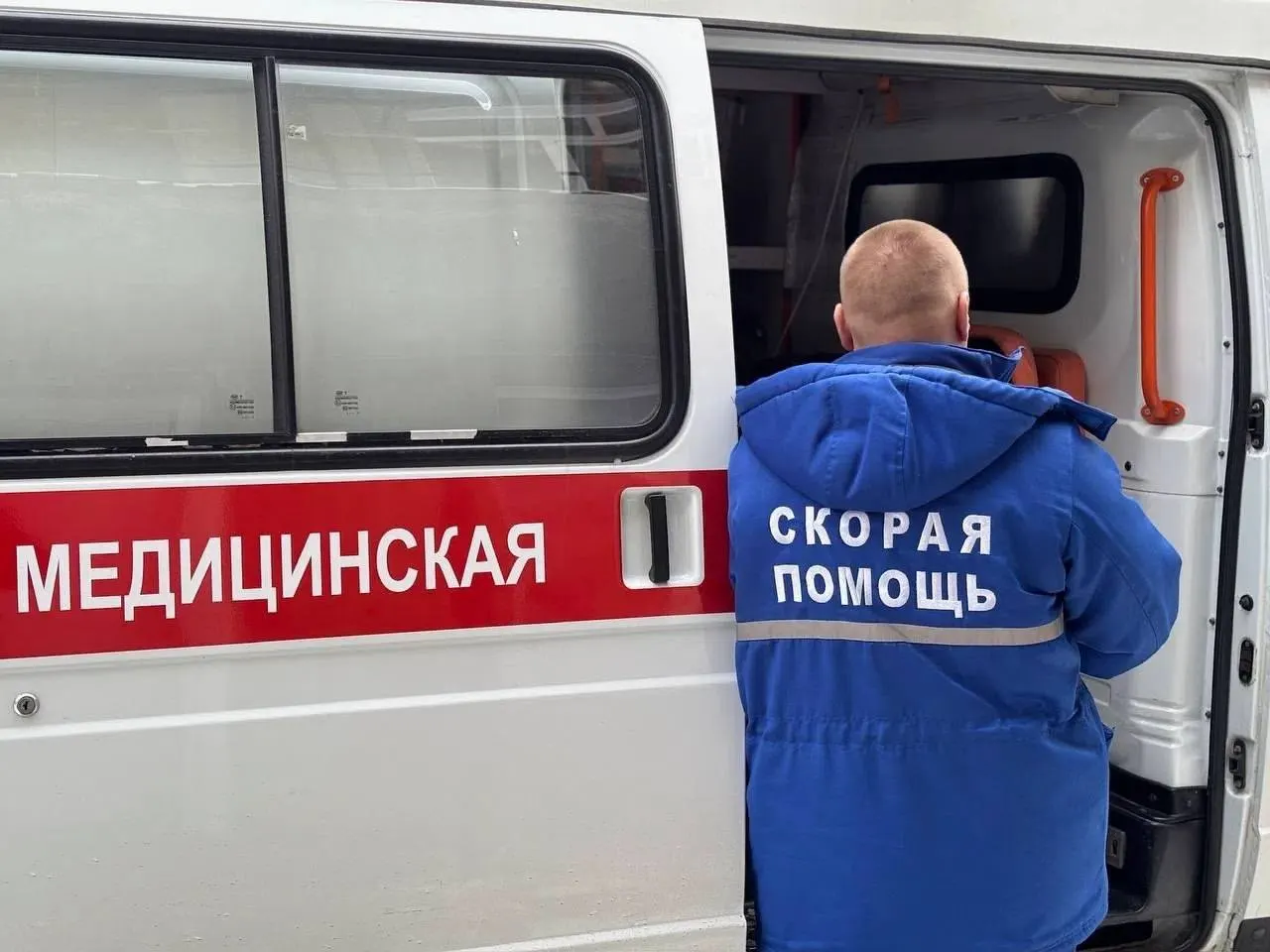 Мужчина сообщил по номеру 112 о порезе вен, но медики не нашли подтверждений. Суд признал вызов ложным и оштрафовал его на 1 000 рублей по статье 19.13 КоАП РФ.