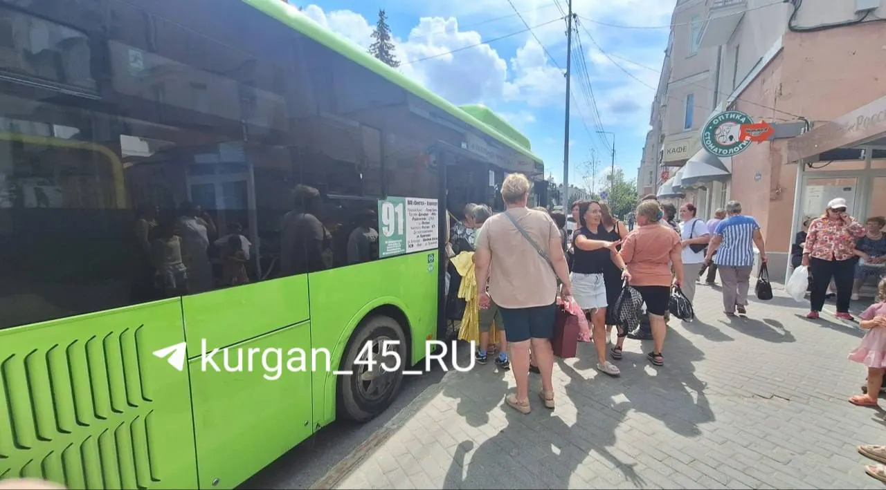 Утром в Кургане пассажиры стояли на остановках: часть городских автобусов не вышла на маршруты. Перевозчики заявляют о проблемах с заправкой из‑за заблокированных карт и задолженности перед поставщиком топлива, администрация утверждает, что дефицита газа нет и неполадки уже устраняются.