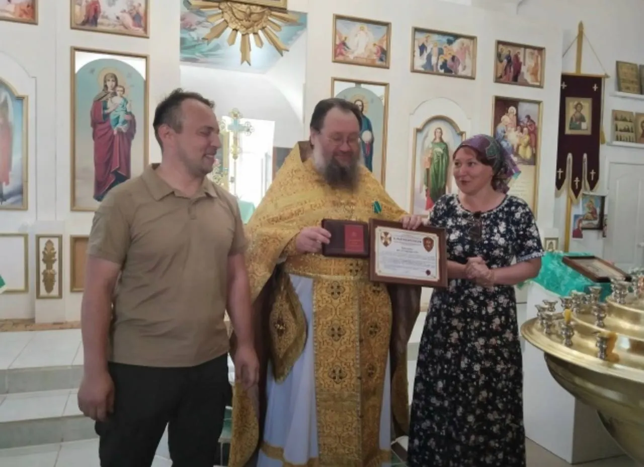 Прихожанам и настоятелю прихода в Кезе вручили благодарственную грамоту и медаль за помощь военнослужащим; в документе упомянута «специальная военная операция по защите Белгородской области».