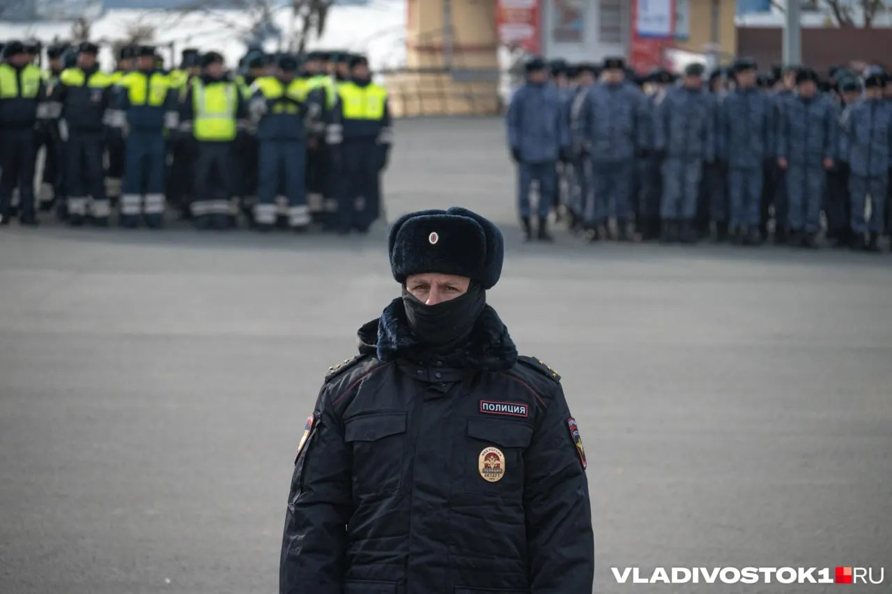 Начальник управления МВД по Владивостоку сообщил депутатам, что кадровый дефицит составляет 43%. При этом в 2025 году зафиксировано меньше преступлений, а раскрываемость выросла.