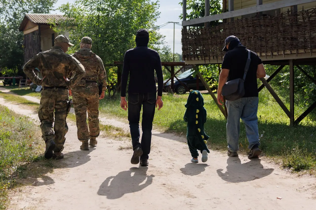 Во время проверок сотрудники обнаружили в лесу пятилетнего ребёнка в зелёном костюме дракончика и сопроводили его домой; спасатели призвали родителей не оставлять детей одних на прогулке.