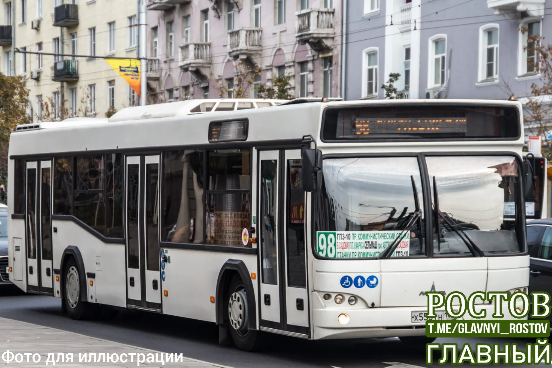 В Ростове водитель остановил маршрут и оказал помощь пассажирке, которой стало плохо в салоне; другие пассажиры тоже пришли на помощь.