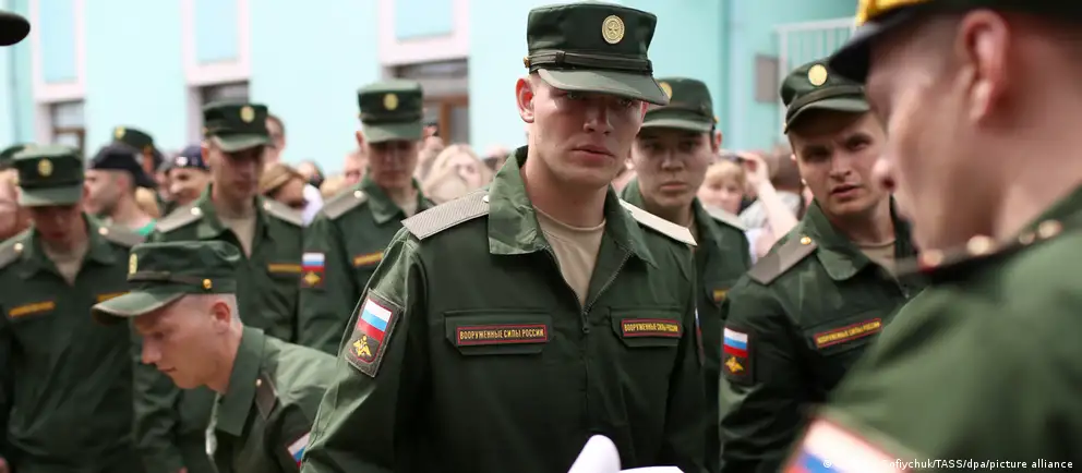 Абитуриентам операторского факультета предлагают бесплатное обучение, общежитие и льготы в обмен на год службы по контракту в войсках БПЛА; вузам также поручено направлять часть студентов на службу.