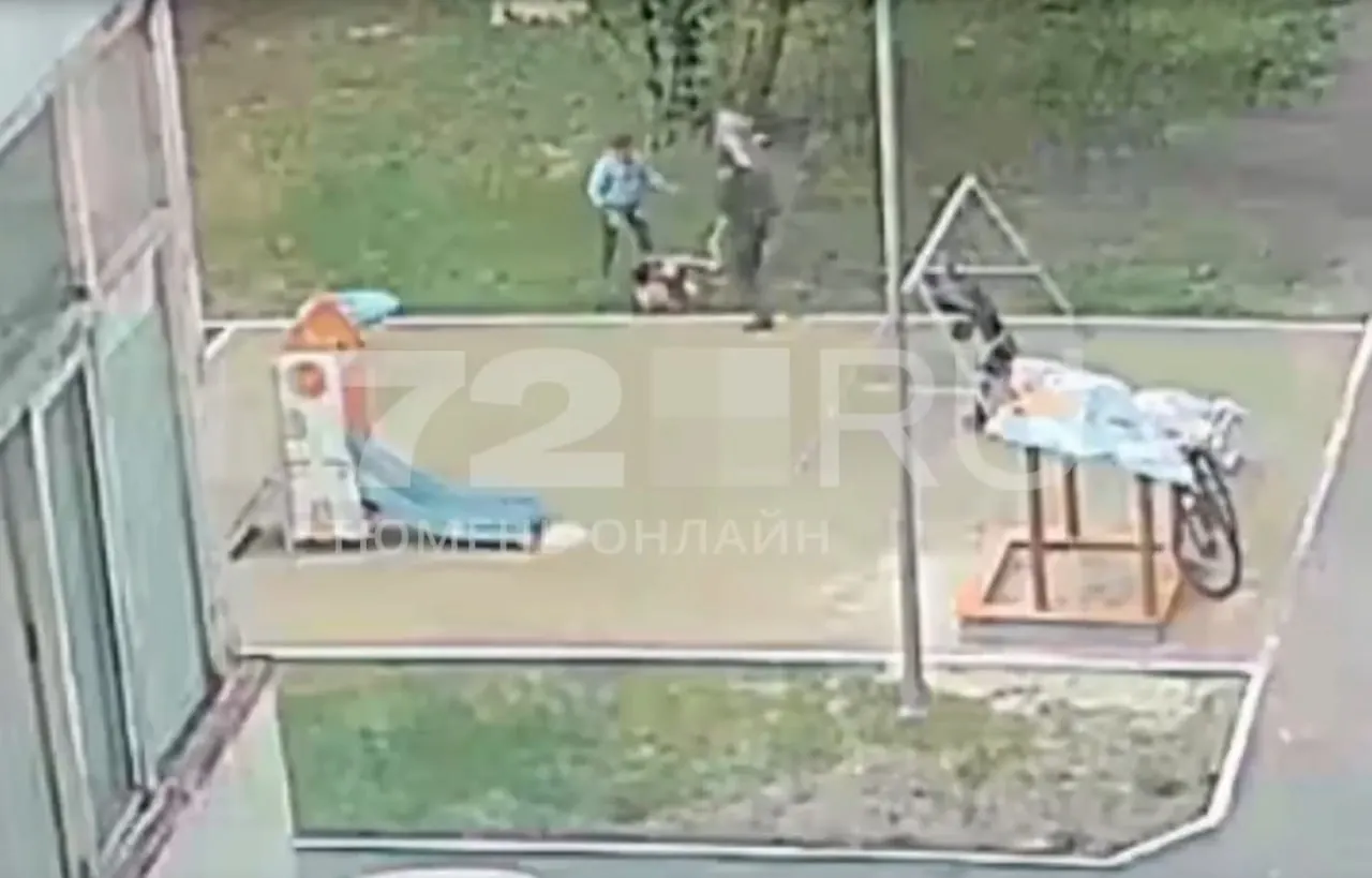 Видео с избиением мальчика, снятое в июне, появилось сейчас: прохожие вмешались, а в полиции заявили, что личность нападавшего установлена.