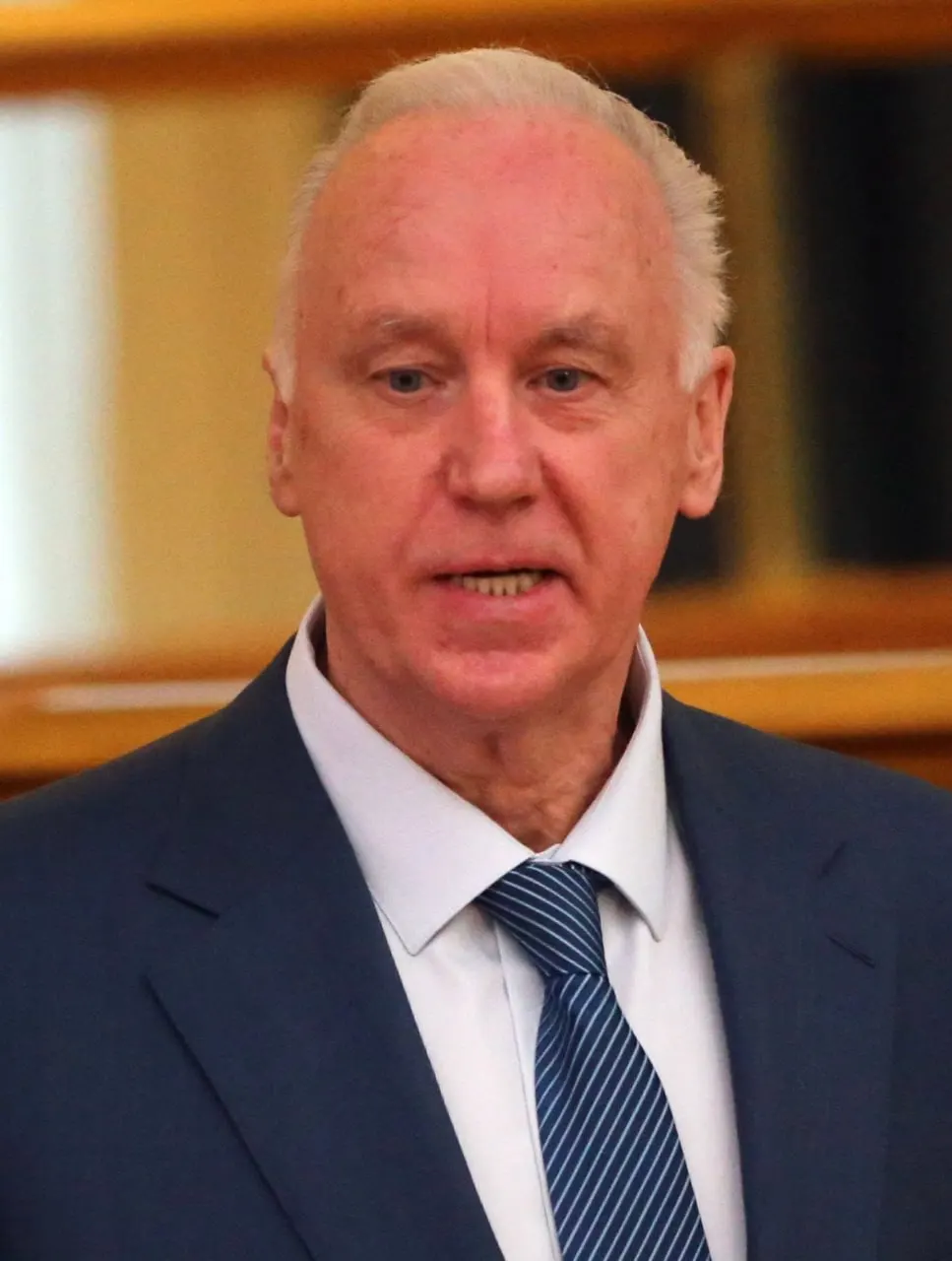 Глава Следственного комитета предложил внести в УК отягчающую квалификацию для преступлений, совершённых с применением информационно‑коммуникационных технологий — включая искусственный интеллект, VPN и прокси. Инициатива ориентирована прежде всего на кибермошенничество, незаконный оборот данных и посягательства на критическую инфраструктуру.