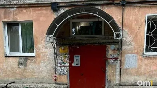 В Центральном округе Омска жители заметили листовки с инструкциями по действиям при угрозе со стороны беспилотников; у входов также появились информационные уголки.