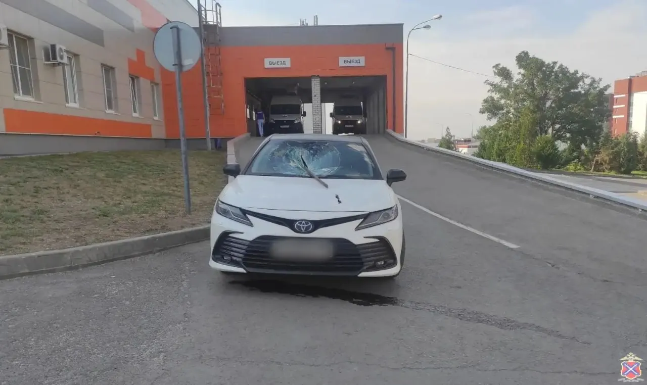 Днем 23 июля в Тракторозаводском районе Волгограда из-под колес грузовика вылетел лом, который едва не смертельно травмировал водителя легкового автомобиля; состояние пострадавшего уточняется.