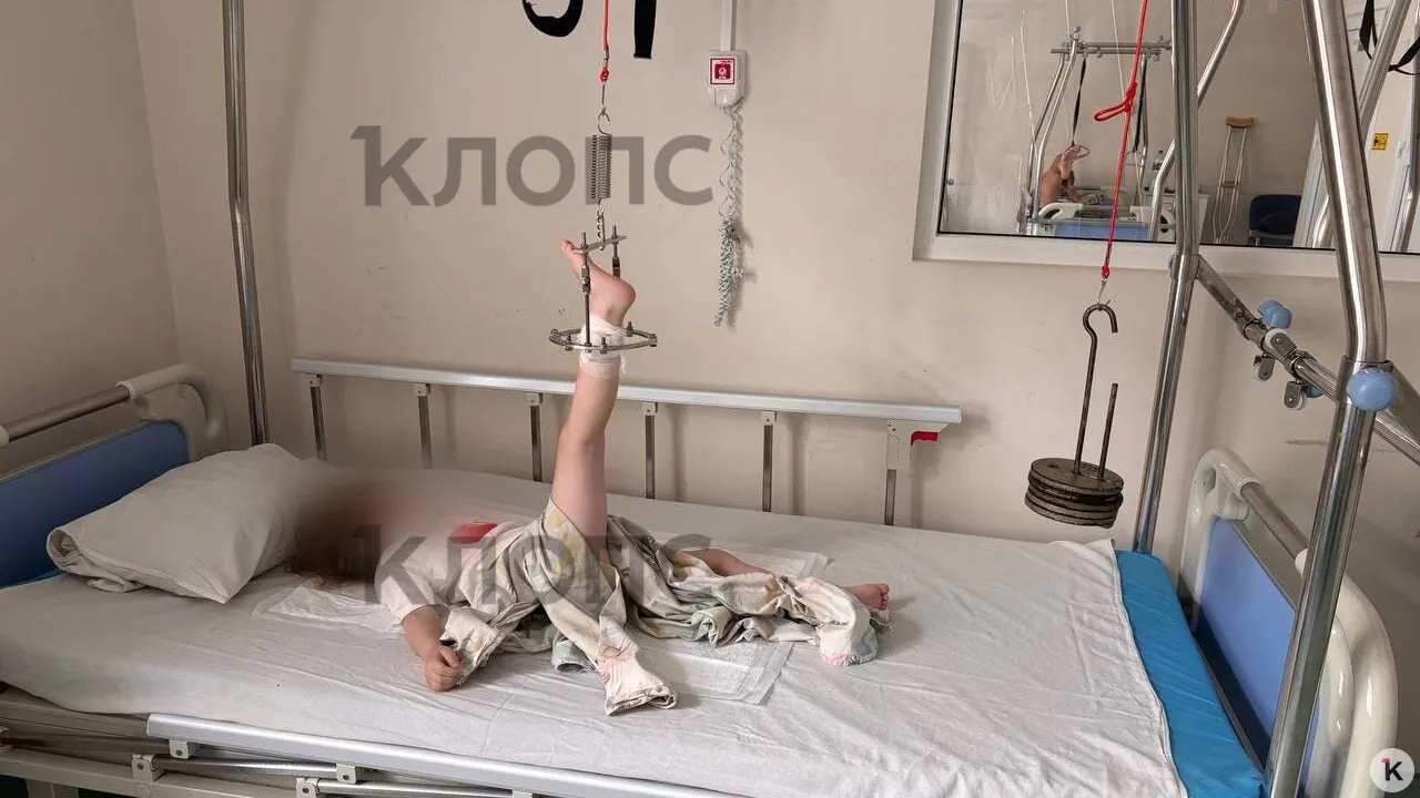 Во время прогулки ребёнок зацепился за конструкцию на площадке и получил перелом бедра; отец доставил её в больницу, где потребовалась экстренная операция. Родители требуют проверки, прокуратура уже инициировала проверку.